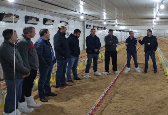 Câmara participa de entrega técnica de aviários
